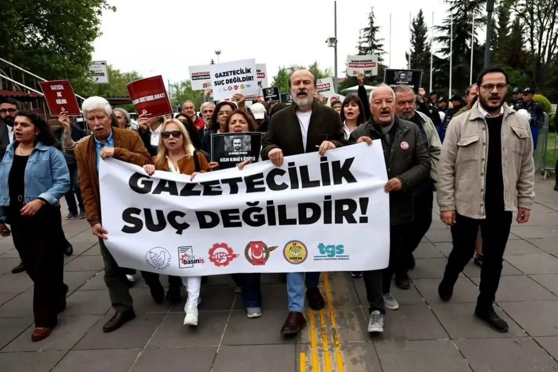 unsalunlu's tweet photo. Dostlar, hazır güzel bir haber almışken saat 17'de bir "Gazetecilik Suç Değildir Özel Yayını" yapsak mı?
Bugünkü duruşmada yaşananları anlatmak üzere #x #facebook ve #youtubelive 'da bekliyorum... https://t.co/paxJGG5vr8