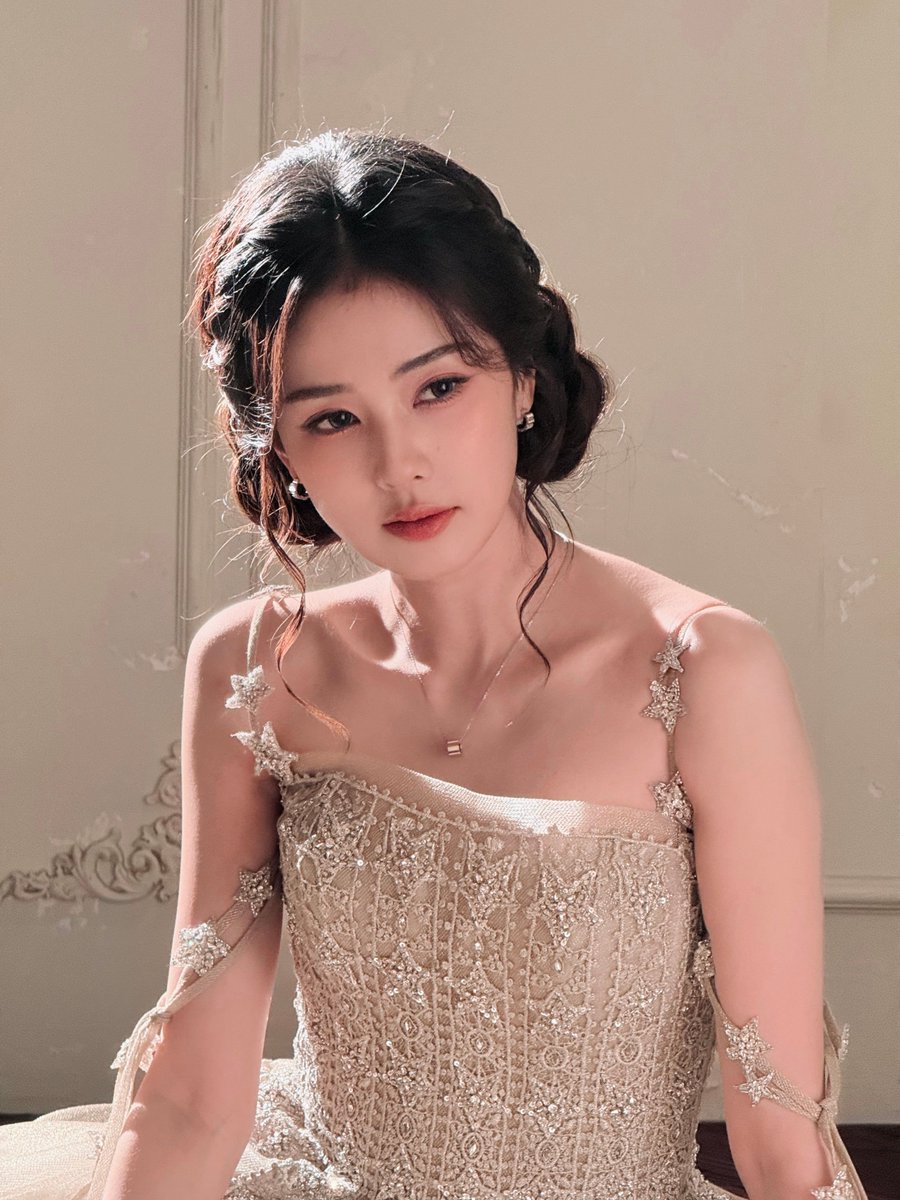 bailuniverse's tweet photo. 260521 Bai Lu's Information Station Xhs 📸

Stepped right out of a fairy tale!
Today, the romance is just right,
the smile is just right, the beauty is absolutely perfect.

#BaiLu #白鹿 https://t.co/sP8OqQ1B4e