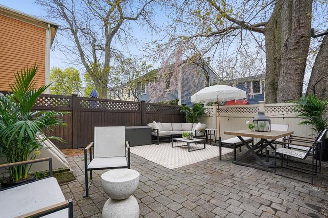 berkie1's tweet photo. Built in 1807, this 1,400sf home sits on a 1,300sf lot, accommodating 3 bedrooms, 3 bathrooms &amp; a small patio.

...you’d need a 15,000sf lot to build this here today.

This home, and countless starter homes like it, is now illegal to build in most of Massachusetts.

📍Salem, MA https://t.co/ANWnJannwq