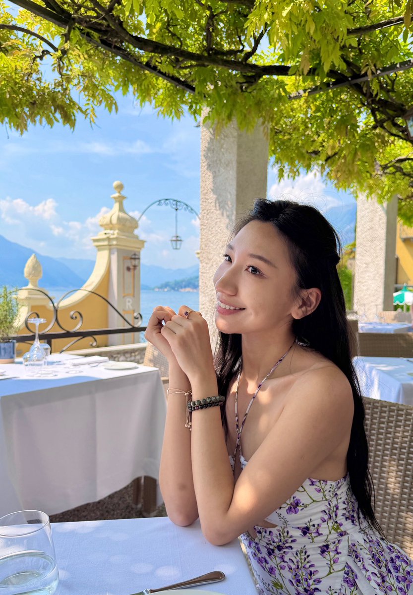 EudemoniaCC's tweet photo. 最近我离职后一直在旅游，需要出金日常使用，但我入圈4年几乎没有怎么出入金，只有朋友有需求的时候顺便达成一些P2P的交易，于是这次我研究了一下香港持牌交易所的出入金政策，我觉得OSL最新更新的VIP体系诚意很足，可以说在99%的用户场景里，@osldotcom 都是香港持牌交易所的最优解

先从费率说起，这是最容易被忽视的隐性成本
OSL 注册即享：Maker 0%，Taker 0.05%，无门槛，无最低手续费
这个数字在 HashKey 的体系里需要成为VIP7——月交易量达到 5000万美元才能解锁，这对于大部分个人交易者来说不可能达到

出入金是我这次考察最在乎的维度，当然，对于大额资金来说尤为重要；
OSL 出入金全免，支持 FPS、Apple Pay、eDDA、Google Pay、信用卡、银行电汇，都可以直接法币 OTC
换汇价差：OSL 0.06% vs HashKey 最高 0.3%，这意味着$100万美金单笔换汇，HashKey 将多出 $2,400 的隐性成本

但费率只是表层，OSL 真正的差异化在合规纵深
•香港首家上市持牌交易所（https://t.co/JqaCppcaqO）
•Lloyd’s 承保 10亿美金数字资产保险（全球持牌交易所最高）
•香港 75%+ 加密 ETF 托管资产由 OSL 管理
•四大审计，纳入恒生综合指数、MSCI、FTSE
这些都是OSL在监管层面的结构性壁垒

从资产配置的角度上来看，合规交易所解决的最重要的问题是安全性问题，背后需要的是资产的安全性与出入金顺畅程度，OSL恰好以机构级的托管与安全标准向个人用户开放，再加上最近VIP体系的精英迁移计划，能让VIP用户在满足1wu资产沉淀的VIP1要求基础上根据其他交易所VIP等级做自动匹配升级的体验，报销Gasfee，极大程度上降低VIP的资产迁移成本，值得个人用户进行迁移体验，不管是代币化国债、结构化产品还是量化策略，都可以获得数字资产私人银行的体验

感兴趣的大家可以用我的邀请码体验：https://t.co/a0fRUnZ4Gx