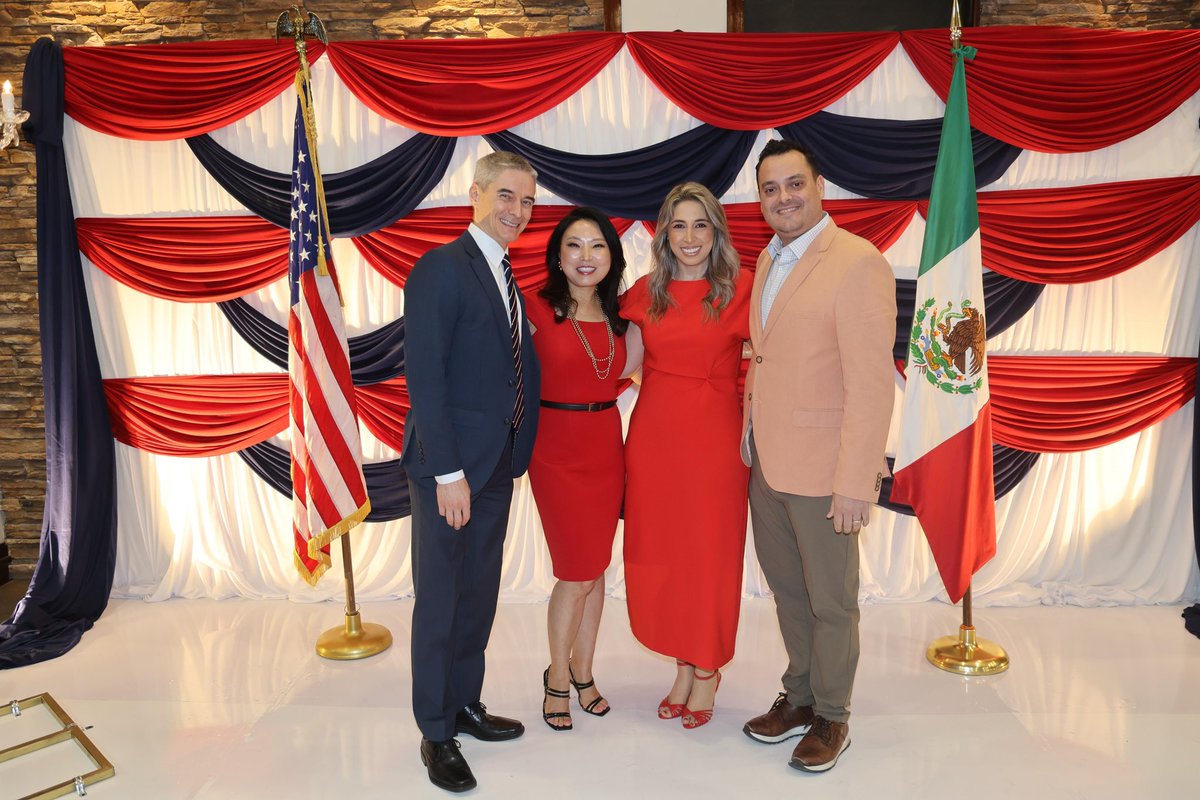 KarinaZarateF's tweet photo. Un gusto acompañar al cónsul general de los Estados Unidos, Drew Hoster, y su esposa Stefany Lee, en la celebración del 250 aniv de la Independencia de los EU. 🇺🇸🤝🇲🇽 
Una noche de diálogo, cercanía y fortalecimiento de los lazos de cooperación y amistad entre nuestras regiones. https://t.co/eUk12Isi3h