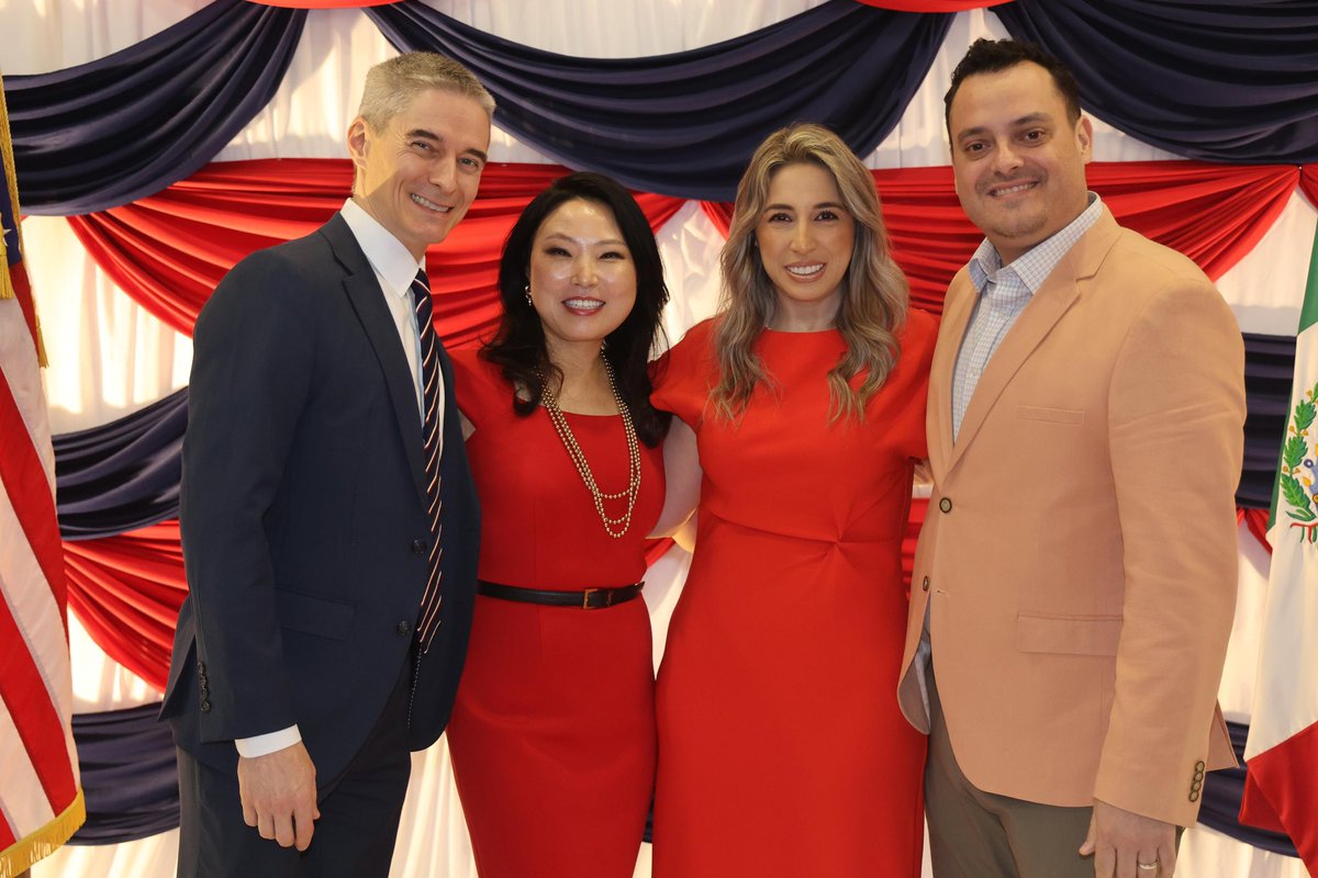 KarinaZarateF's tweet photo. Un gusto acompañar al cónsul general de los Estados Unidos, Drew Hoster, y su esposa Stefany Lee, en la celebración del 250 aniv de la Independencia de los EU. 🇺🇸🤝🇲🇽 
Una noche de diálogo, cercanía y fortalecimiento de los lazos de cooperación y amistad entre nuestras regiones. https://t.co/eUk12Isi3h