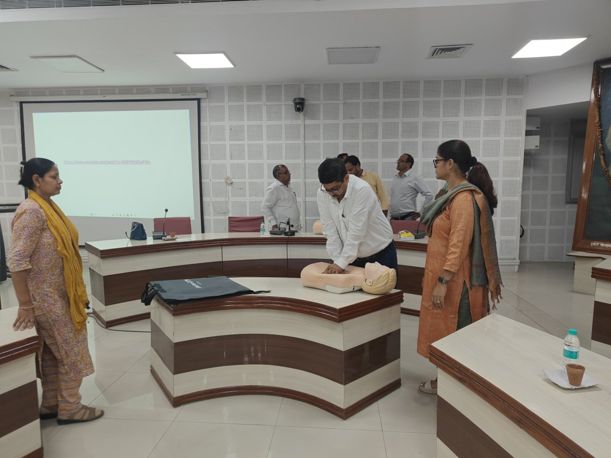 isauphq's tweet photo. 3 days workshop for "Emergency Life Saving Skills" for the employees of Central Office of Banaras Hindu University, Varanasi has been organised by Prof Manjaree Mishra, Professor of Anesthesia, IMS BHU. https://t.co/VDo1ymtBdS