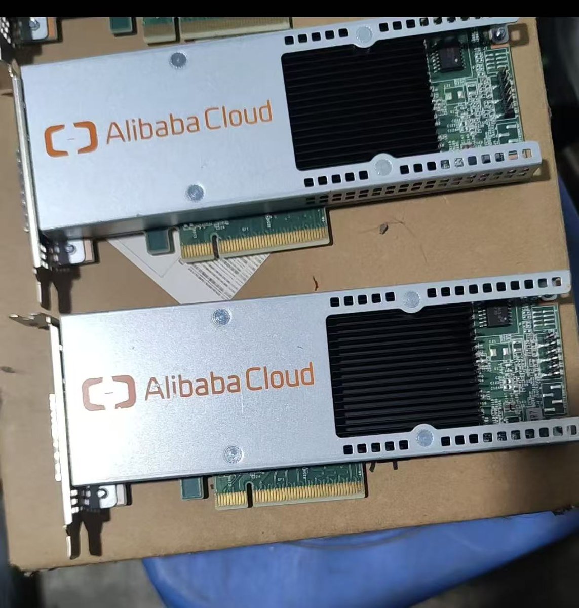 LiuYu7809's tweet photo. Is anyone interested in these things? Second-hand accelerator cards discarded by Alibaba, with chips from Xilinx. FPGA https://t.co/s35X3Nef6c