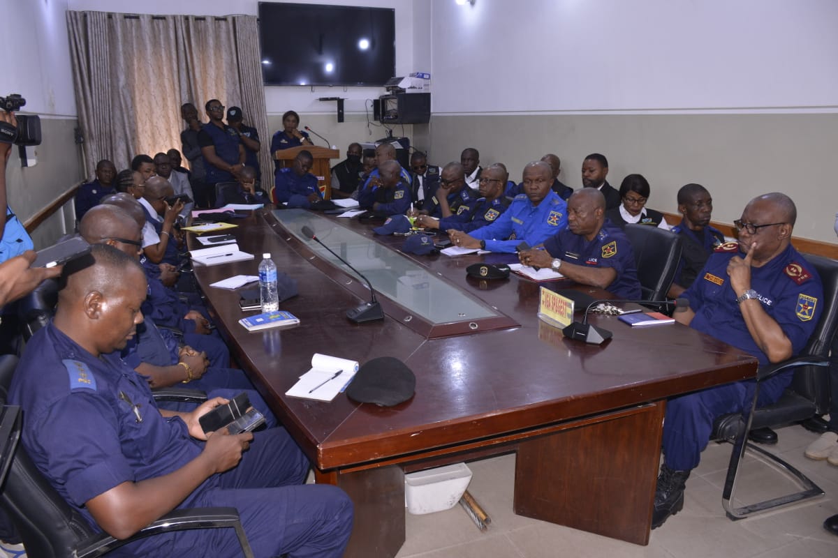 igpnc2's tweet photo. Discipline &amp; productivité au cœur de l'action de l'IG PNC Ce jeudi, au cours d'1 réun° avec ses hommes le Gen Patience, a insisté sur:
Respect strict des missions et des horaires de travail,
Rigueur &amp; discipline exemplaires. @shabani_lukoo @fatshi13_ @MONUSCO @PNUDRDC https://t.co/zRsprR7ogP