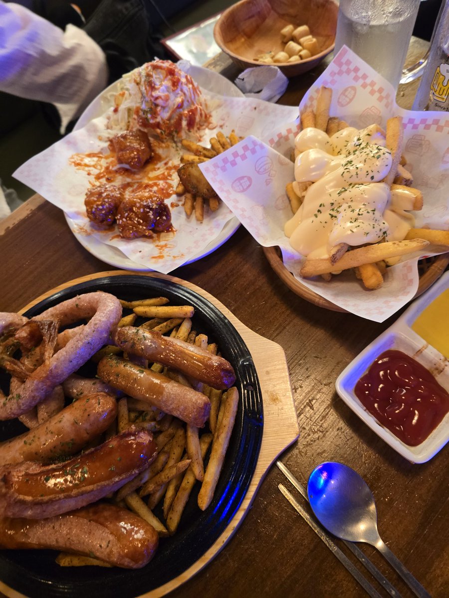 chanmyu___'s tweet photo. 트친이 퇴근까지 기다려줘서
같이 밥 머거줫더요 https://t.co/zkSg2tlw81