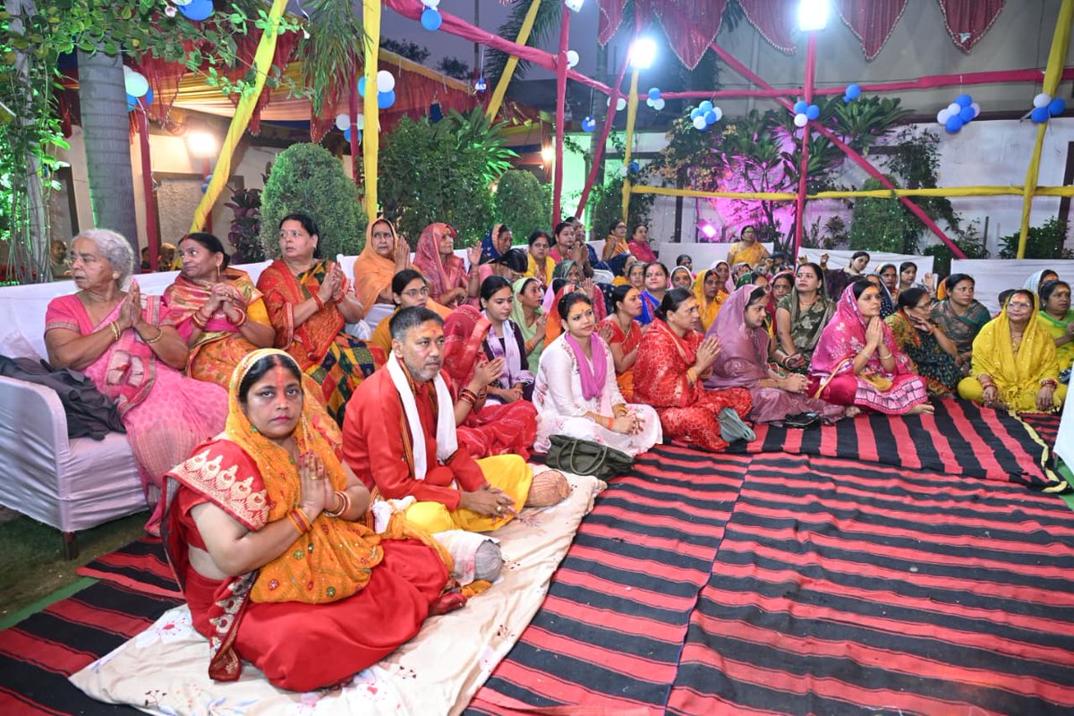 amaragrawalBJP's tweet photo. हेमुनगर नगर में आयोजित श्रीमद् भागवत महापुराण ज्ञान यज्ञ कथा श्रवण कर क्षेत्रवासियों की सुख, समृद्धि हेतु आशीर्वाद प्राप्त किया। https://t.co/aly9BIbA1c