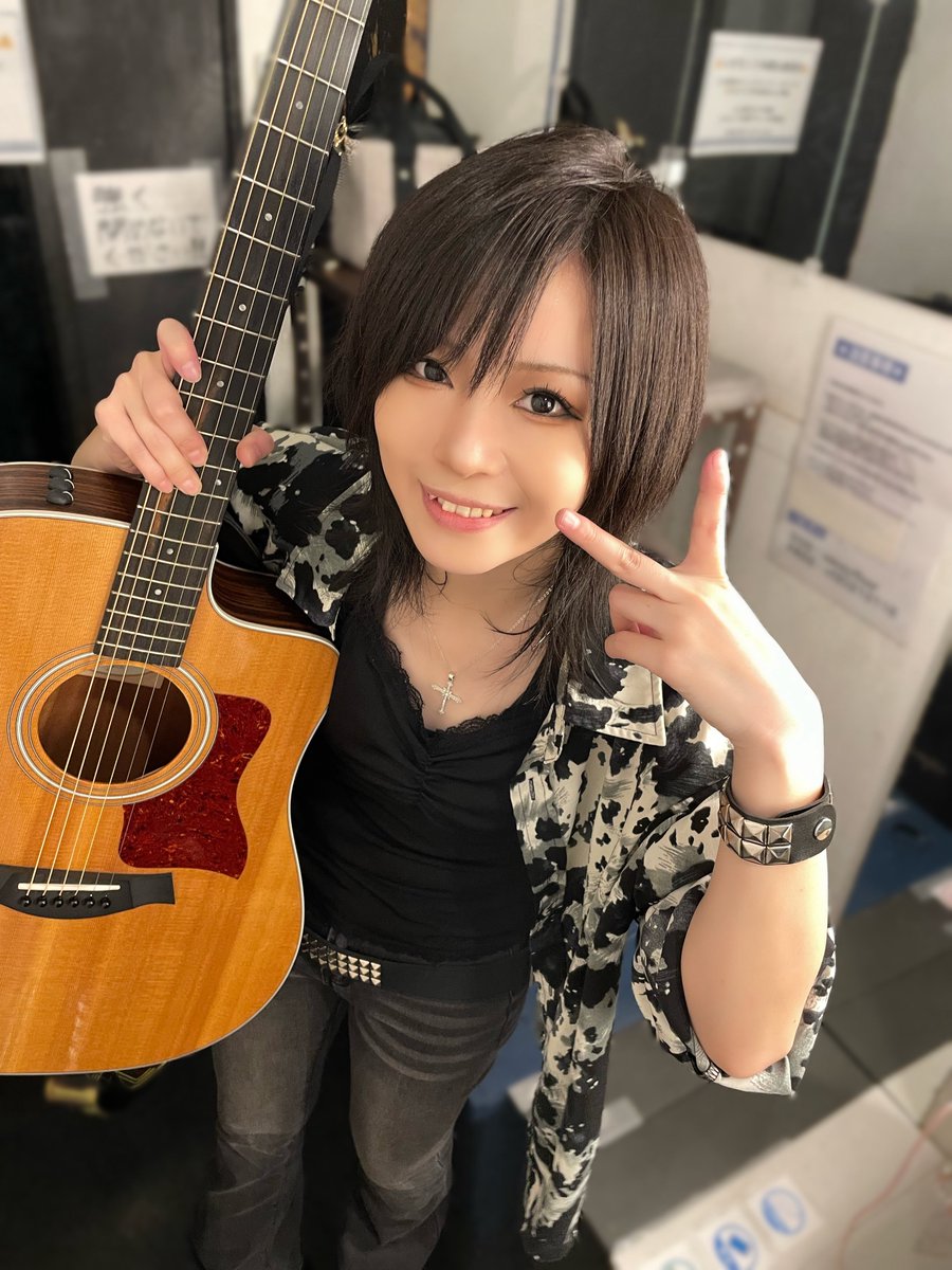 ギター弾く時、握りしめる癖を辞めるのめちゃムズイ。。。