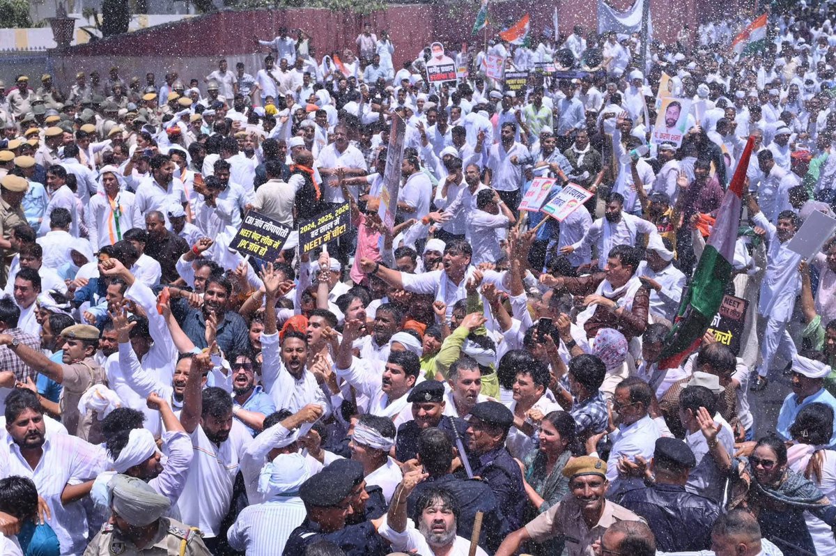 DimpleR26270438's tweet photo. NEET पेपर लीक माफियाओं के खिलाफ जयपुर की सड़कों पर जनसैलाब।

कांग्रेस प्रदेश अध्यक्ष गोविन्द सिंह डोटासरा जी, नेता प्रतिपक्ष टीकाराम जूली जी के साथ हज़ारों कार्यकर्ताओं ने विरोध-प्रदर्शन एवं भाजपा मुख्यालय का घेराव किया।
Indian National Congress - राजस्थान https://t.co/72mbyhB4WP