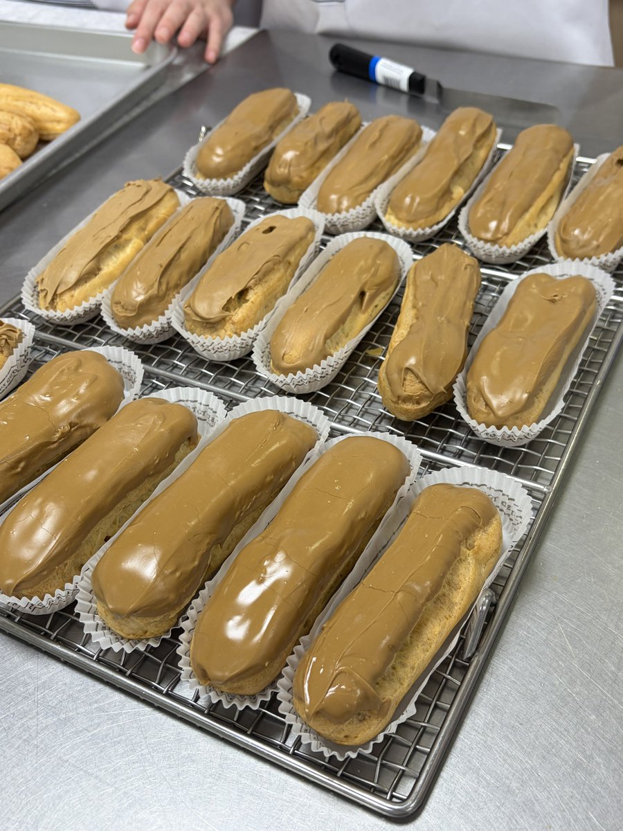 Metron_game's tweet photo. 最近作ったケーキとエクレア🍰 https://t.co/icvQp3e4Oc