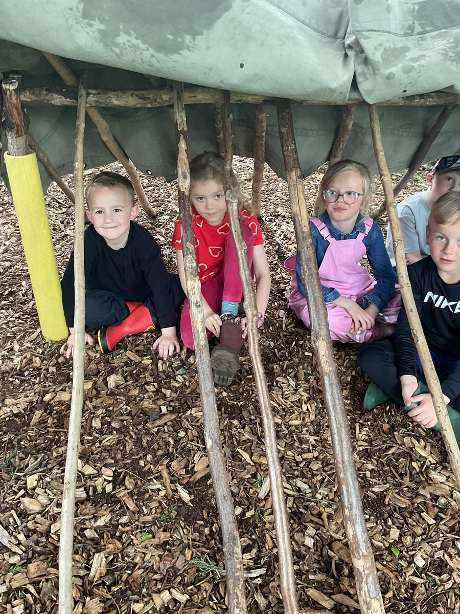 SimonstoneStP's tweet photo. Year 1 had an amazing time at Bring Yer Wellies. We learnt about plants, planted lavender, had races and built dens! https://t.co/91rvXuGzQP