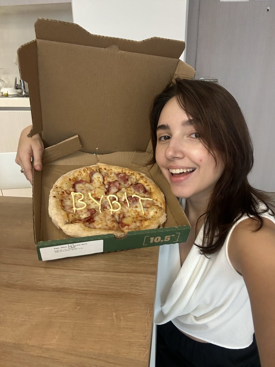 web3yeva's tweet photo. if the world was ending, how much would you pay for your last pizza? 🍕

Laszlo Hanyecz paid 10,000 BTC in 2010 and didn't look back.

was he crazy or just early? bitcoin pizza day has me thinking about it every year.

#BybitPizzaDay #TheCryptoArk @Bybit_Official @BybitByBUIDLERs https://t.co/HlvQLMdJ4T