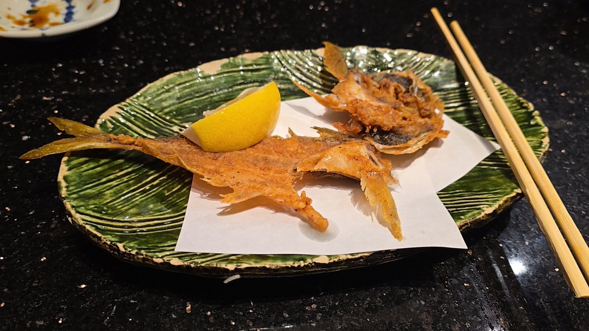 BugkingOnly's tweet photo. 壽司店的竹莢魚刺身吃好可以要求油炸骨架。不懂沒要求就浪費了 https://t.co/1vTwukPxFx