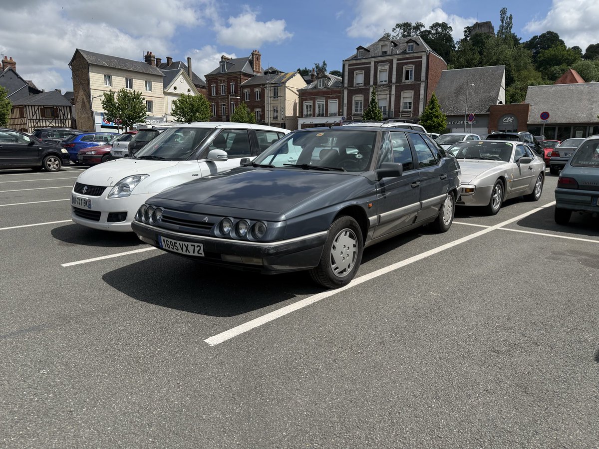 Stendec_'s tweet photo. Car park spotting in Brionne, France. https://t.co/eIJheo1yms