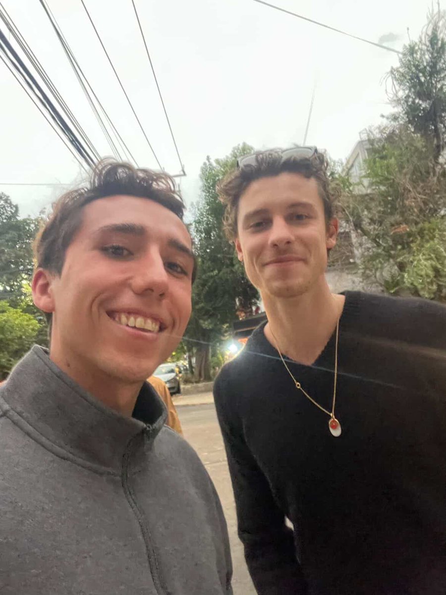 ShawnMendesBRA's tweet photo. Shawn Mendes com fã ontem no México https://t.co/6lKWwoM3Jm