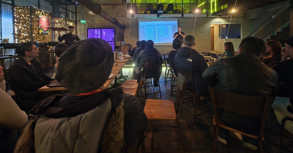 peztresojos's tweet photo. Anoche tuvimos nuestro primer evento de la Bitcoin Pizza Week. 
@nelsondcg1 volando la cabeza.
Mañana hay BITCOIN PIZZA DAY! https://t.co/VbI6NvZruy