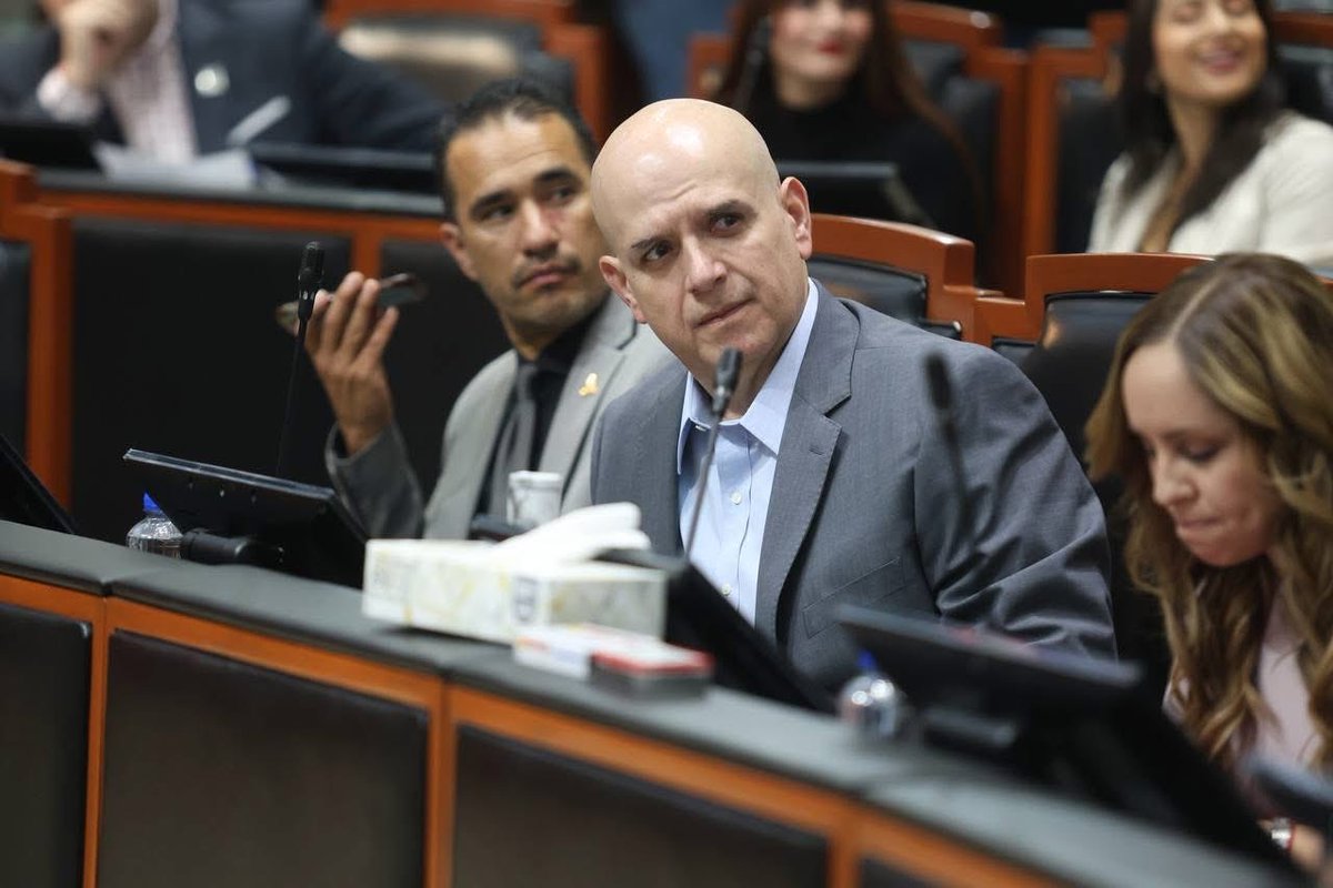 isacorber's tweet photo. Me di cuenta que en cada uno de mis intentos de ayudar a otros, me he ayudado a mi mismo. Quizás encuentre en las voces desesperadas de ellos las voces silenciadas en mi. Es más fácil reconocer que alguien más necesita ayuda a nosotros reconocer que somos quienes la necesitamos. https://t.co/ALtXEqbdSH