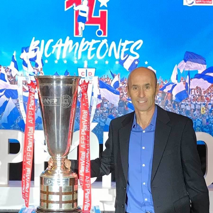 Cruzados's tweet photo. Con profundo pesar comunicamos el fallecimiento de nuestro querido compañero Juan Pablo Campuzano Palacios, quien fue parte del CDUC y de Cruzados desde el año 2001, desempeñándose con enorme compromiso, entusiasmo y dedicación como profesor y coordinador de las Escuelas de Futbol UC, además de entrenador de categorías menores de nuestro Fútbol Formativo. 

Durante más de dos décadas, Juan Pablo dejó una huella imborrable en nuestra institución, no solo por su trabajo y profesionalismo, sino también por la calidad humana que entregó día a día a todos quienes lo conocimos.

Aun en medio de una larga enfermedad, nunca quiso alejarse de la labor que tanto amaba. Su pasión por el fútbol, por la formación de niños y jóvenes y por su amada UC fue siempre más fuerte. Esa entrega y fortaleza las recordaremos siempre con profunda admiración.

Hoy despedimos a un gran compañero y trabajador de nuestra institución, pero sobre todo a una gran persona: cercana, generosa y altamente comprometida, cuyo legado y espíritu cruzado permanecerá entre de nosotros.

Hoy jueves 21 de mayo, desde las 16 horas, será su velatorio en el colegio San Ignacio El Bosque y sus funerales se realizarán mañana viernes en el Parque del Recuerdo, luego de una misa que se realizará en el Colegio San Ignacio El Bosque, a las 12 horas.

Enviamos nuestras más sinceras condolencias y todo nuestro cariño a su familia, amigos y seres queridos en este difícil momento.
