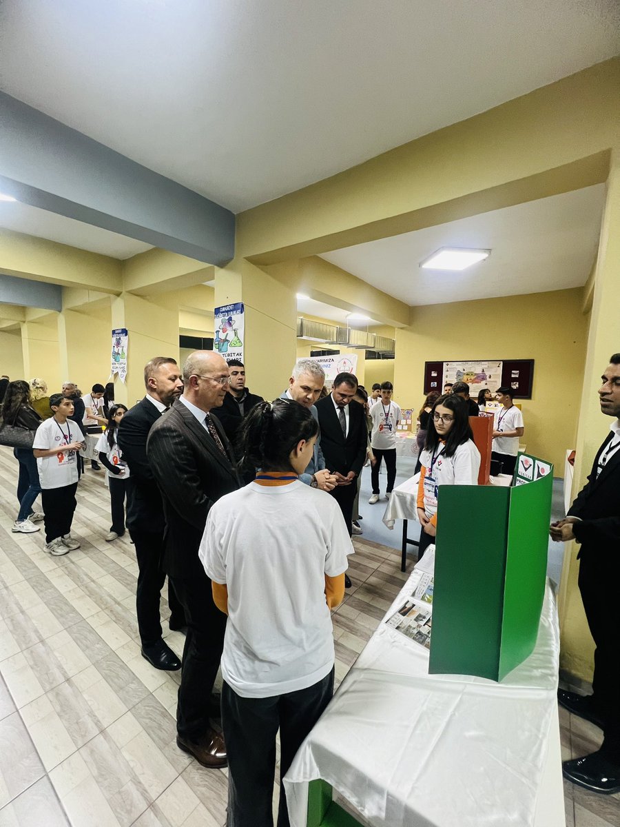 dirbazbuyuksu's tweet photo. Yüksekova Anadolu İmam Hatip Lisesi ile Yüksekova Cumhuriyet ilkokulu ve Ortaokulu tarafından düzenlenen TÜBİTAK 4006 Bilim Fuarının açılış programlarına İlçe Kaymakamımız sayın Mustafa Akın ve ilçe protokolü ile birlikte katılım sağladık. 

Birbirinden güzel projelerin sergilendiği fuarda emek veren tüm öğretmen ve öğrencilerimizi tebrik ediyorum.