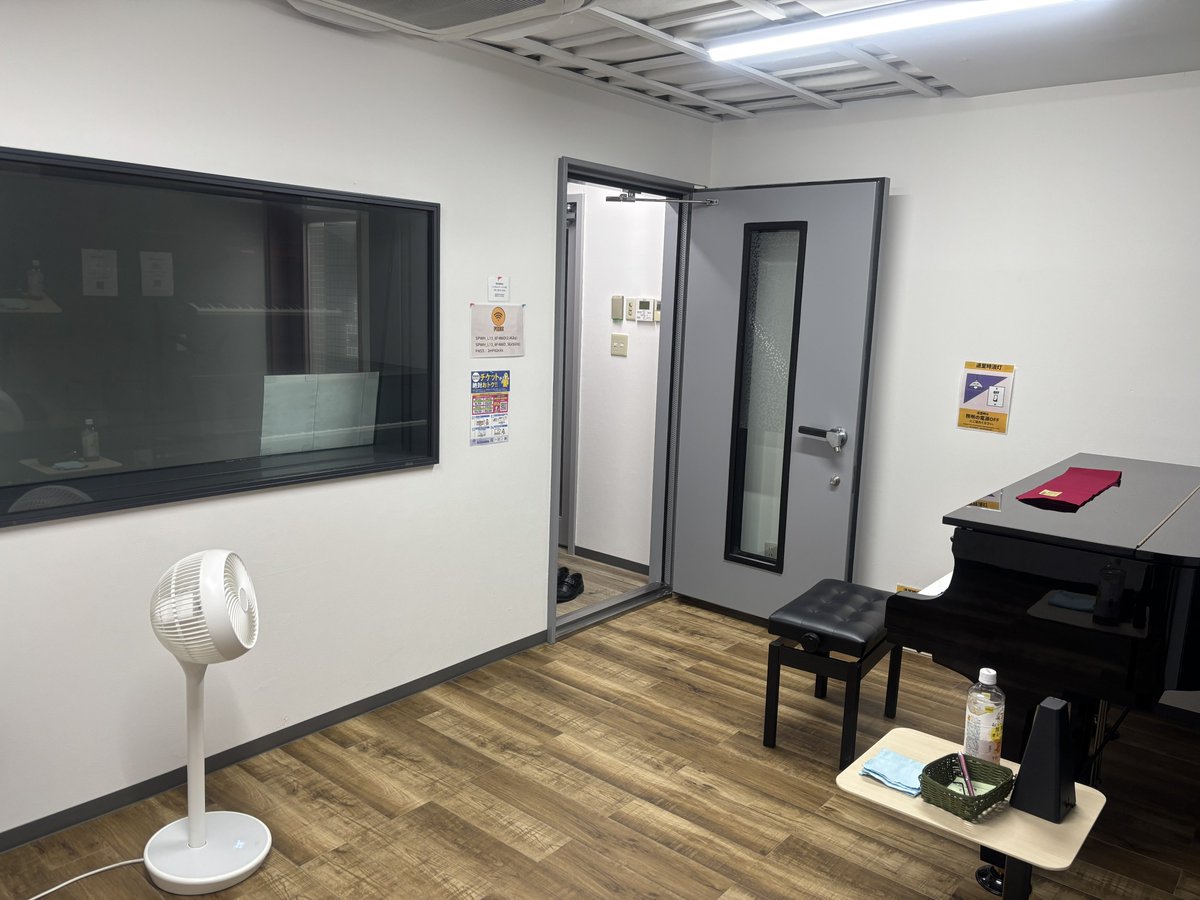 45REtamitami's tweet photo. 仕事終わり→ピアノ活終わり

初めて行った部屋
レンタルスペースALBE 
東別院防音室24時間グランドピアノ練習室

レコーディングブース(?)みたいな別部屋もある

ビルの構造上(?)、ワテの入った入口は2階やって、帰りEVで間違えて1階まで行くと入った階と違うところに出るので焦った笑 https://t.co/FewdmClAwy