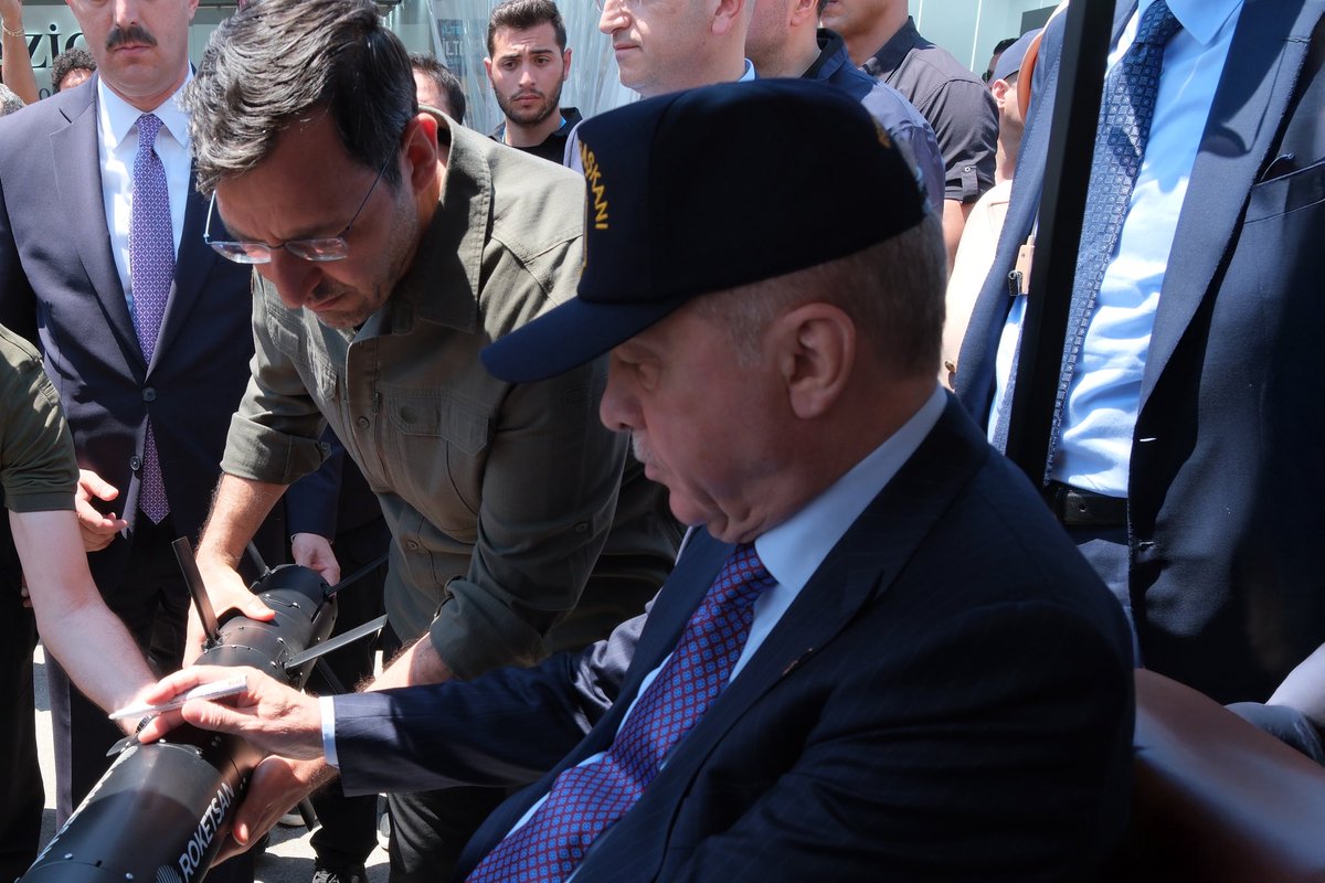 roketsan's tweet photo. Cumhurbaşkanımız Sayın Recep Tayyip Erdoğan, #EFES2026 Tatbikatı'nda ilk kez kullanılan #KARAOK Portatif Tanksavar Silah Sistemimizi imzalayarak bizleri onurlandırdı. 

Zat-ı Devletleri'ne ziyaretlerinden dolayı şükranlarımızı sunarız. 🇹🇷

@RTErdogan https://t.co/P6m5sBuHhf