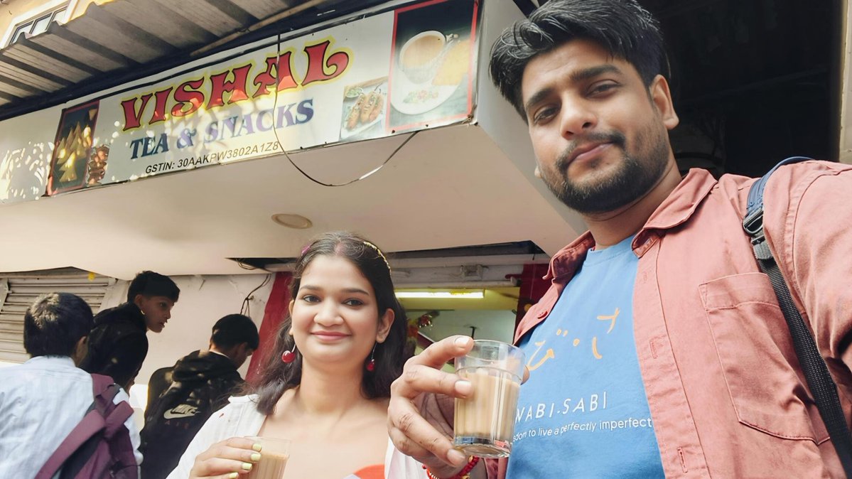 rafiology's tweet photo. #InternationalTeaDay

चाय,
बिलकुल वैसी ही है
जैसे एकांत में किसी पुराने मित्र की चुप्पी—
जो बोलती नहीं,
पर साथ निभाती है।
-पूनम चौधरी https://t.co/BjxXbvZILe