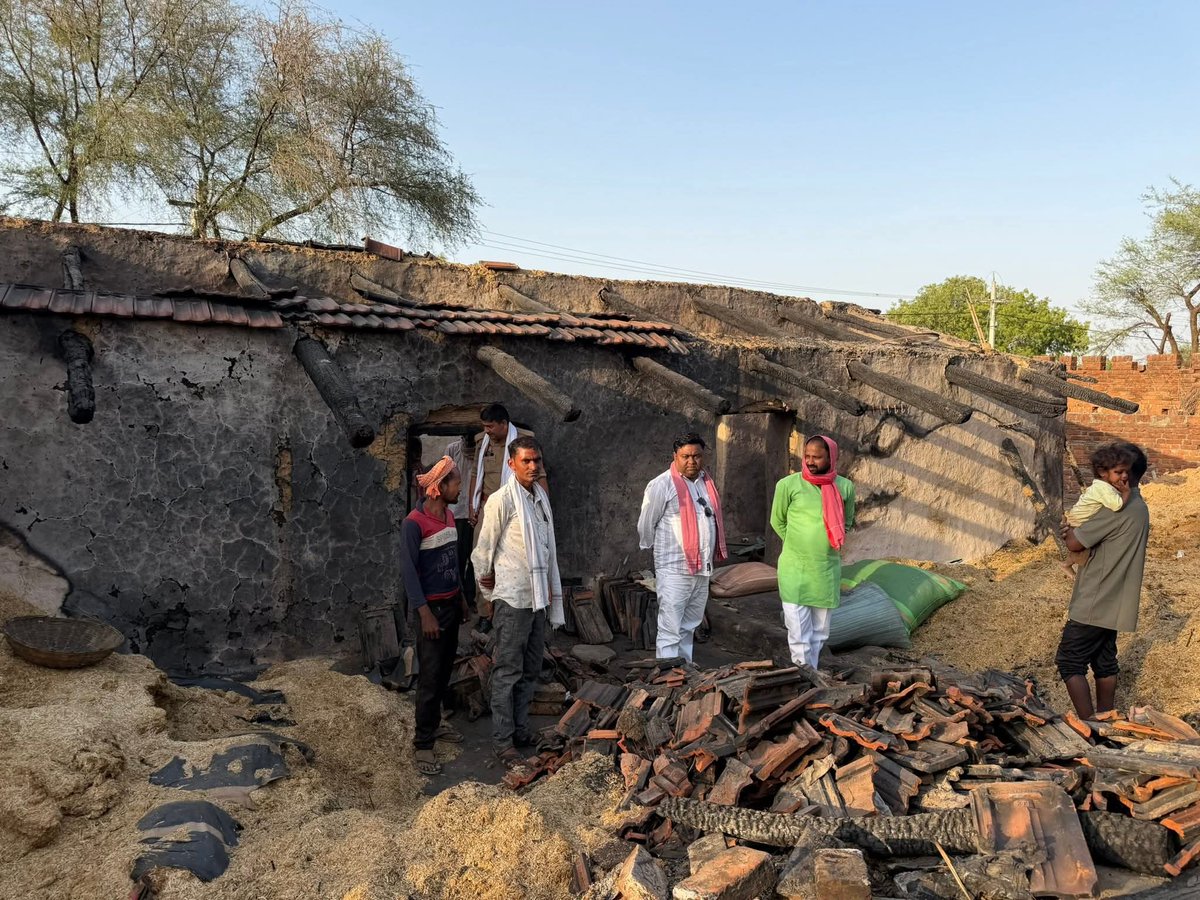 Anilpradhan01's tweet photo. निवासी ग्राम गोबरिया मजरा अमानपुर कोतवाली कर्वी श्री बच्चू लाल बहेलिया के घर मे आग लगने से घर एवं गृहस्थी सामग्री जलकर राख हो गई घर जाकर घटना की जानकारी ली और हर संभव मदद का भरोसा दिया !
निवासी ग्राम धोबिन का पुरवा मजरा बघवारा थाना रैपुरा श्री मैकू प्रसाद रैदास के घर विगत दिनों आग लगने से घर एव गृहस्थी का पूरा सामान राख हो गया था,आज उनके घर जाकर घटना की जानकारी ली ,अग्नि पीड़ित परिवार को हर संभव मदद का भरोसा दिया!

@yadavakhilesh