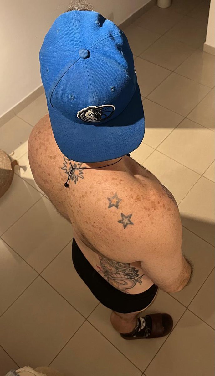 RodrigoRogerigo's tweet photo. Chinelo slide com meia é meio um caminho sem volta https://t.co/nzQKtKjzi4