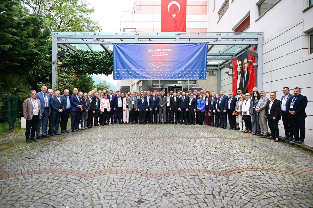 gokanzeybekyeni's tweet photo. Ordu’da CHP #sahada…🇹🇷

Altınordu Belediyemizin ev sahipliğinde düzenlediğimiz Cumhuriyet Halk Partisi Doğu ve Orta Karadeniz Bölgesi Belediye Başkanları Toplantımızı tamamladık.

Bölge belediyelerimizin çalışmaları, yerel yönetimlerde karşılaşılan sorunlar, sosyal belediyecilik uygulamaları ve kentlerimizin ihtiyaçlarına yönelik çözüm önerilerini kapsamlı şekilde değerlendirdik.

Nazik ev sahipliği için Altınordu Belediye Başkanımız Ulaş Tepe’ye, İl Başkanımız Bülent Akpınar’a, Ordu Milletvekilimiz ve Cumhurbaşkanlığı Aday Ofisi Çevre, Şehircilik ve İklim Değişikliği Politika Kurulu Başkanımız Seyit Torun’a, Bölge Belediye Başkanlarımıza, Yerel Yönetimlerden Sorumlu Yardımcılarımıza, Milletvekillerimize, Parti Meclisi Üyelerimize, İl ve İlçe Başkanlarımıza, Belediye Meclis Üyelerimize ve katkı sunan tüm yol arkadaşlarımıza teşekkür ediyorum.

Dayanışmayı büyüttüğümüz toplantımızın ülkemize hayırlı olmasını diliyorum.