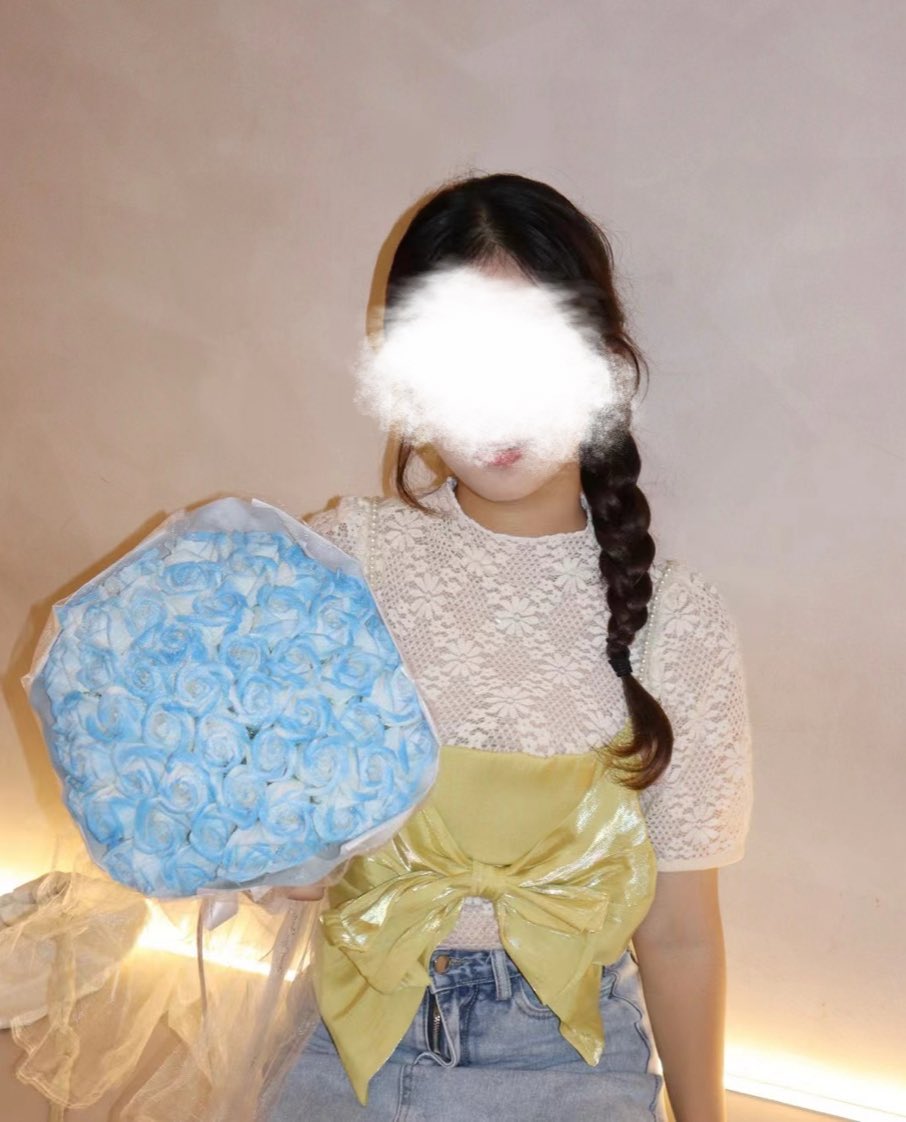 nikidfos's tweet photo. 女友昨天被操哭了，买朵花回去安慰她一下，花下面藏着避孕套希望她用得到
#绿奴 #绿帽 #贡献 #意淫 #出卖 #淫妻 #母狗 #骚妻 #反差 #羞辱  #淫荡 #射屏 #出卖女友 #女大 #单男 #公厕 https://t.co/lQiuiMBLF0