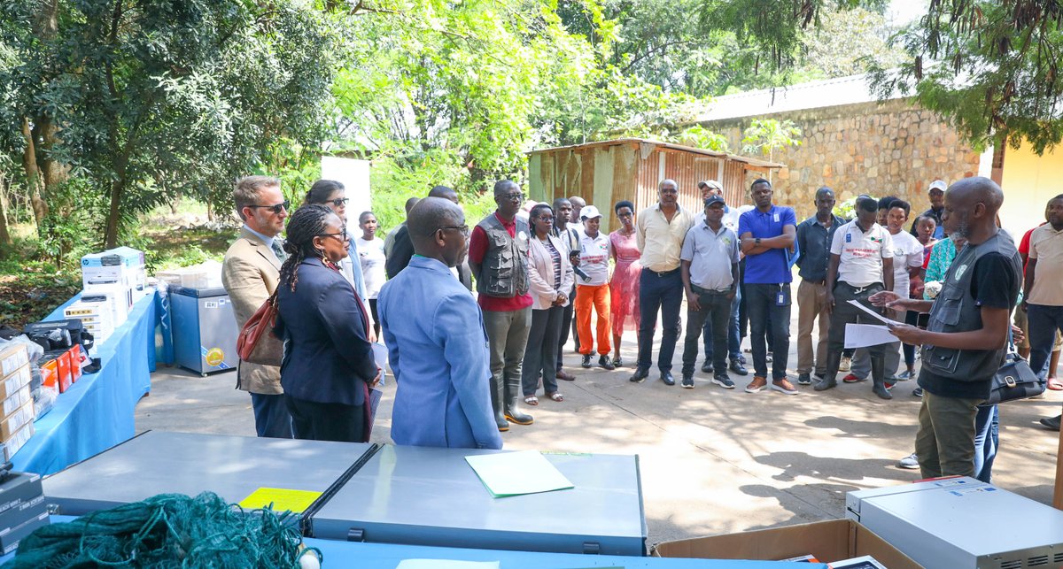 PNUDBurundi's tweet photo. 🌿Protéger notre biodiversité, c'est préserver notre avenir !
Les nouveaux équipements fournis à #OPBE permettront aux gardes-parcs, chercheurs & équipes techniques de renforcer la surveillance des parcs nationaux de la #Kibira et #Rusizi pour une gestion durable. 🇧🇮✨ #Burundi https://t.co/5vPXRiLw5G