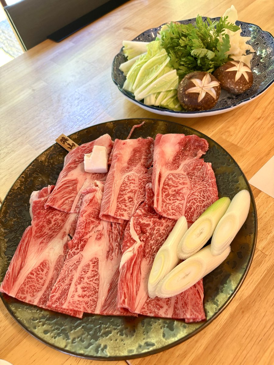 ankoro_8milk's tweet photo. お祝いはこちらのお店。
鎌倉 和牛すき焼きしゃぶしゃぶレ���トラン Sashoさん🌿
葉山牛のすき焼き美味しかった😻
甘すぎず上品なタレと柔らかくて割とサッ���リとしたお肉が相性バッチリ👌🏻
何枚でも食べられるこれは!
ここでも美しいお庭を見ながら食事を愉しめて幸せでした🥰母も満足🫶🏻
#鎌倉 #Sasho https://t.co/OxaDX9nSGA