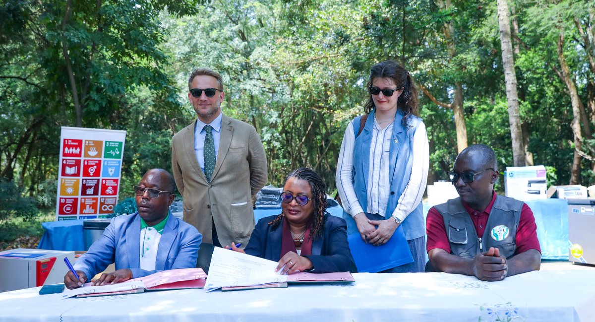 PNUDBurundi's tweet photo. 🔬Un appui pour moderniser et renforcer operationalisat° de l’#OBPE! Une dotation de systèmes solaires, matériel labo pour l'eau, drones, caméras-pièges & ordinateurs
Un partenariat fort soutenu par @UEauBurundi @BelgiumInBuja #PNUD pour équiper directement les équipes techniques https://t.co/TnsNLYNLwn