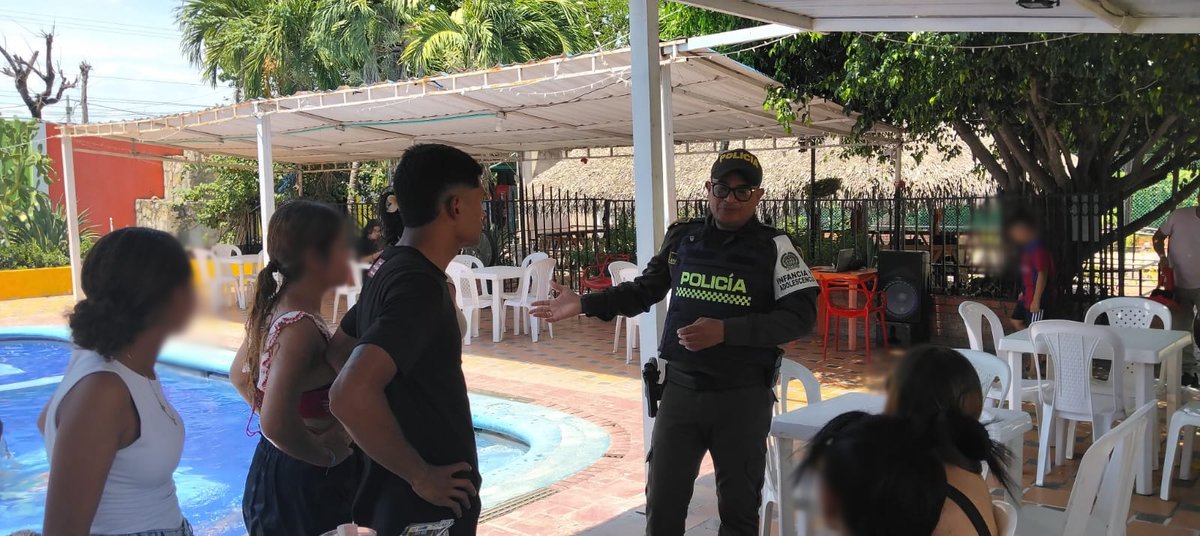 PoliciaDeCesar's tweet photo. Con nuestro personal de @ProteccionPonal, realizamos actividades de prevención en piscinas de #Bosconia, dando a conocer la Ley 1209 de 2008 y brindando recomendaciones para el cuidado, la protección y la seguridad de las familias y los niños. 🏊‍♂️#CesarTerritorioSeguro https://t.co/MFYZycUwFd
