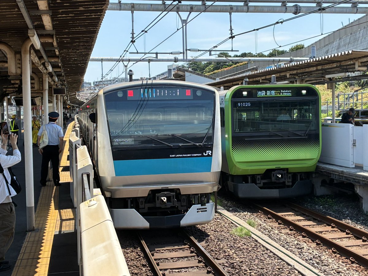nototetsu37's tweet photo. 京浜東北線の昼間の工事が終了👷田端ー田町は山手線の線路を走るとあって平日日中にもかかわらずホームにはマニアが集まった📷ただ最大数分の遅延が見受けられた😅磯子に急ごう（いそごー）としても少し遅れがちでした笑😆昨日は３０度を超える猛暑🥵作業員の皆様、暑い中お疲れ様でした🛤️ #京浜東北線 https://t.co/oZpgyCV4yS