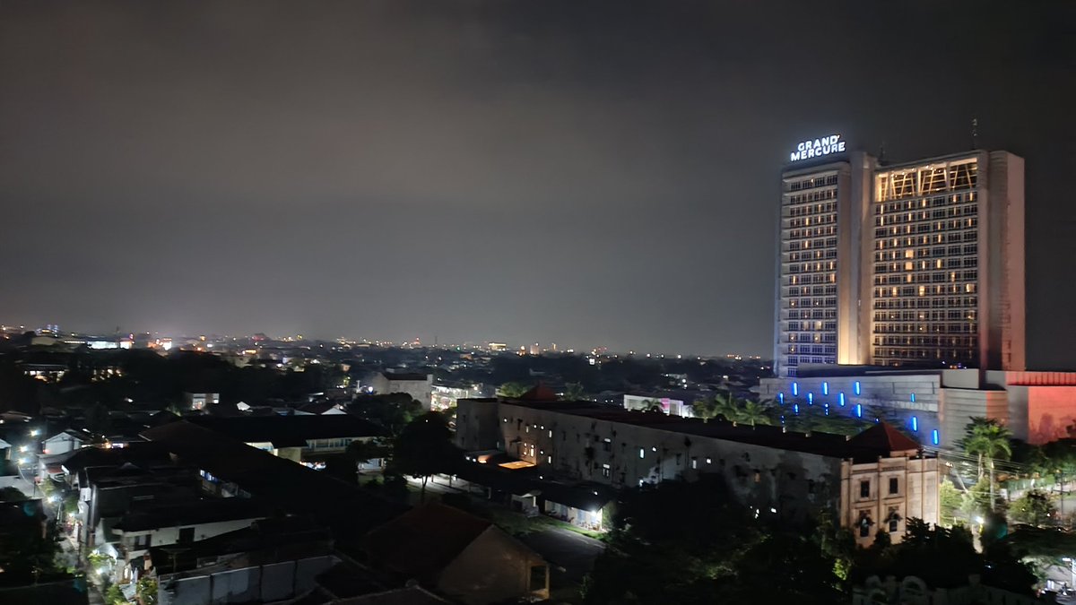 funsoc03's tweet photo. Baru sadar mercure gede banget https://t.co/FmyMc0wnTx