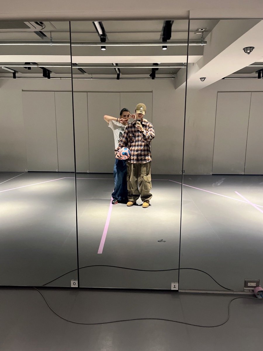 oneoreight__'s tweet photo. 久々のX投稿！
今日はレコーディングしたりリハ終わったあとにみずきくんとそうまとサッカーしたよっ！

#ONEOREIGHT
#1OR8
#REIA https://t.co/MNY1xUxHHf