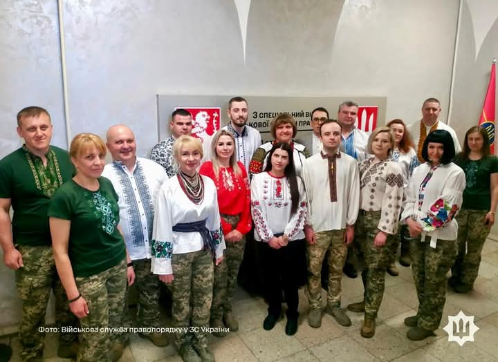VSP_UA's tweet photo. #КропивницькийЗВ #ІваноФранківськийЗВ #ЛуцькийЗВ #А2736 #ВСП #ЗСУ #MP
Попри бойові та службові завдання, військові правоохоронці долучилися до відзначення Дня вишиванки — символу української єдності та національної ідентичності.

Для кожного з нас вишиванка — це знак поваги до своєї історії, культури та народу. Особливо символічно, що перебуваючи в бойовій об��тановці, військовослужбовці знаходять час та можливість одягнути рідну серцю вишиванку поверх однострою, демонструючи вірність українським цінностям та незламний дух до боротьби за державу, культуру та традиції.

Шануймо своє коріння, бережімо власну ідентичність та продовжуємо разом боротися за майбутнє України. 🇺🇦

Підписуйтесь на нас у соцмережах 👇 
Telegram:
https://t.co/VzyZtmA3P1 
Instagram:
https://t.co/4y6gSwWttL
