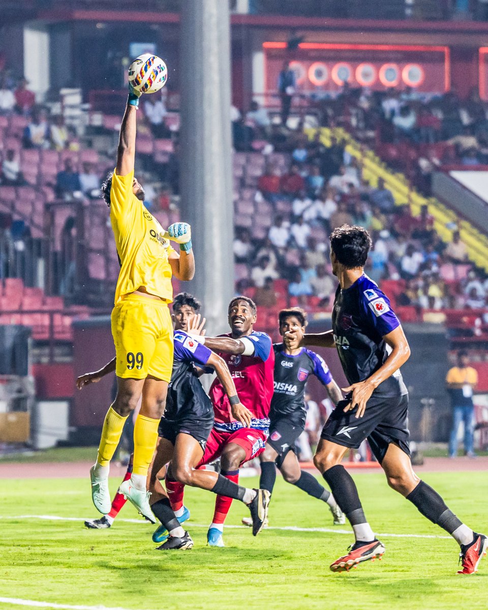 IndSuperLeague's tweet photo. 30' The deadlock is yet to be broken, but @JamshedpurFC continue to press in search of the opener 🔒
JFC 0⃣-0⃣ OFC
Watch #JFCOFC LIVE on @FanCode. 💻
#ISL12 #FiveTeamFinale #JamKeKhelo #AmaTeamAmaGame https://t.co/AjH3jrYMge