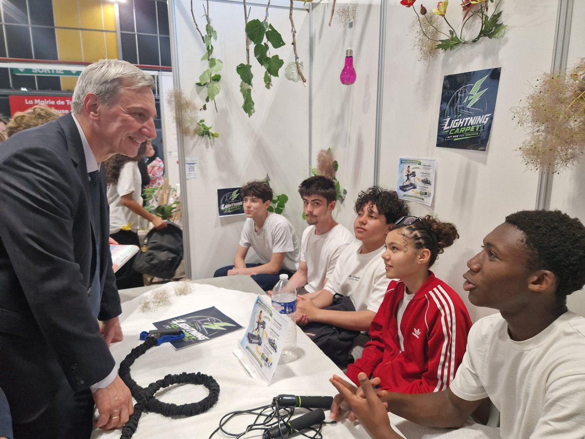 DSDEN31's tweet photo. Salon régional des mini-entreprises : 53 stands dont 17 haut-garonnais, tenus par les élèves pour présenter leurs projets💡 et remise des labels par les jurés et des prix « ambassadeurs encadrants » pour les enseignants 👏

Une belle mise à l'honneur de la créativité des élèves ! https://t.co/RIYFaZyXBy