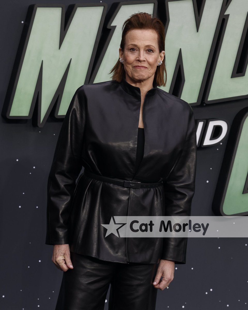 catmorley's tweet photo. Pedro Pascal, Sigourney Weaver, Jon Favreau and Grogu at Star Wars: The Mandalorian &amp; Grogu UK Premiere at Cineworld Leicester Square

#grogu @themandalorian #londonpremiere #londonphotographer https://t.co/pOC33FPHYQ