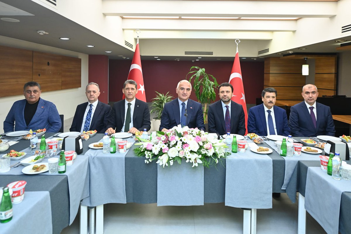 Gunerihakan06's tweet photo. 📍Ankara | TBMM & Kültür ve Turizm Bakanlığı

Liderimiz, Cumhurbaşkanımız ve Genel Başkanımız Sayın Recep Tayyip Erdoğan’ın Grup Toplantısı’nın ardından, 

Antalya teşkilatımız ve milletvekillerimizle birlikte Kültür ve Turizm Bakanımız Sn. Mehmet Nuri Ersoy’u ziyaret ettik.

Antalya’mızın kültürel ve turizm alanındaki geleceğine dair verimli istişarelerde bulunma fırsatı bulduğumuz bu kıymetli buluşmada, Sayın Bakanımızın şehrimize gösterdiği yakın ilgi ve samimi misafirperverliği bizleri memnun etti.

Nazik kabulleri ve Antalya’mıza olan destekleri dolayısıyla Sayın Bakanımıza gönülden teşekkür ediyor, çalışmalarında muvaffakiyetler diliyorum. 🇹🇷☝️