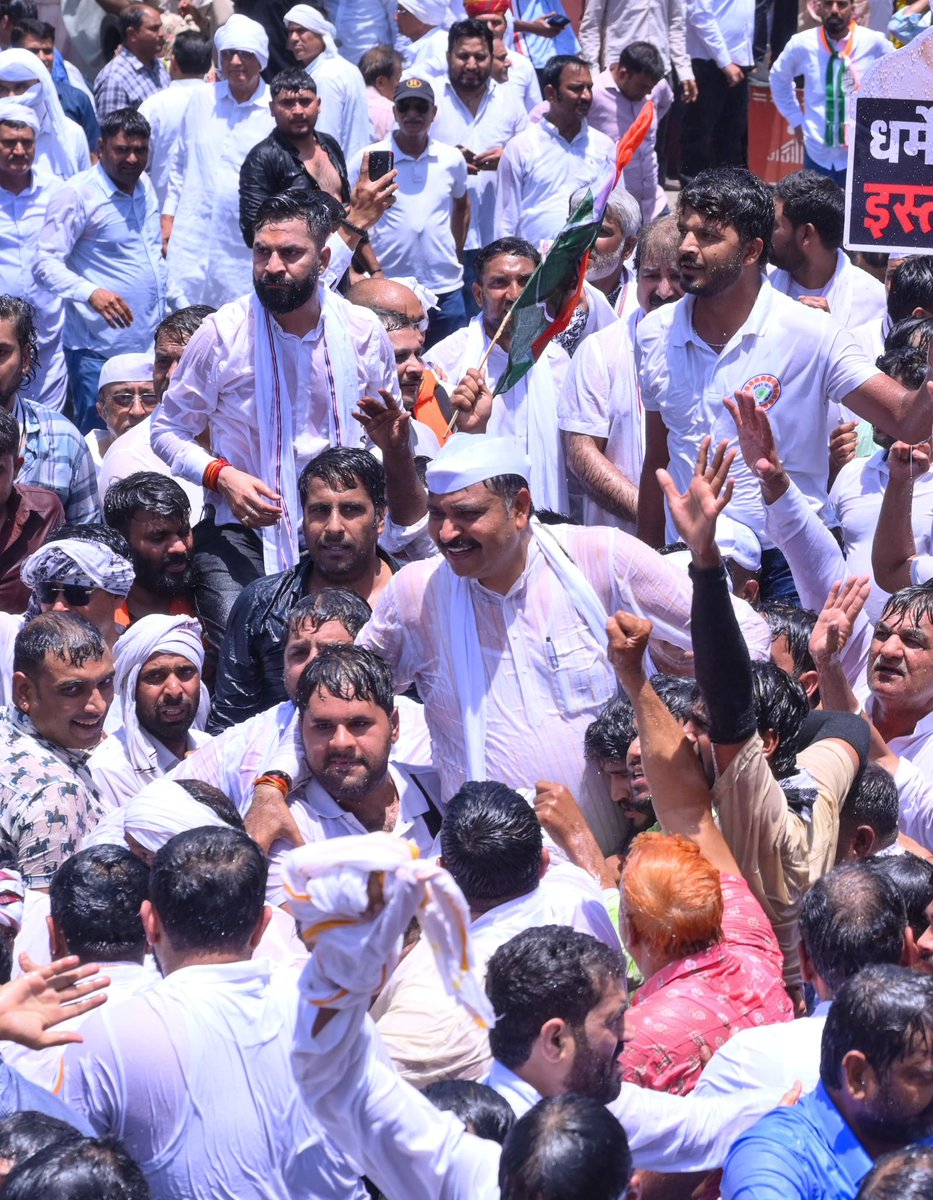 TikaRamJullyINC's tweet photo. NEET पेपर लीक के खिलाफ जयपुर में भाजपा कार्यालय का घेराव!

पेपर लीक में शामिल भाजपा नेताओं से देश का युवा जवाब मांग रहा है
शिक्षा मंत्री धर्मेंद्र प्रधान इस्तीफा दो!
#NEETPaperLeak #SackDharmendraPradhan #JPCForNEETScam 
@RahulGandhi @kharge @INCIndia @INCRajasthan https://t.co/zyAqb2I9sv