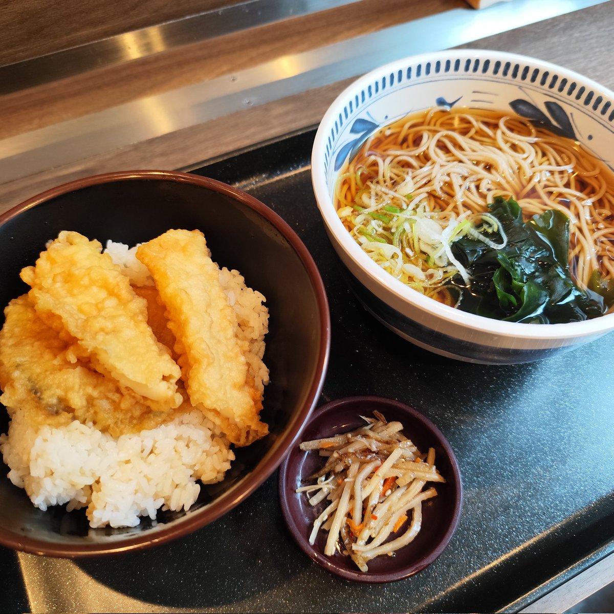 QuattroTokyo's tweet photo. 「バナナマン日村が歩く！ ウォーキングのひむ太郎」で日村さんがゴールで食べてた「本家しぶそば 渋谷道玄坂店」で、イカ天丼そはを食べた。優しい味でとっても美味しい。
注文をマイクで伝えるの楽しい
#しぶそば  #ひむ太郎 https://t.co/Rr6qvfDZnL