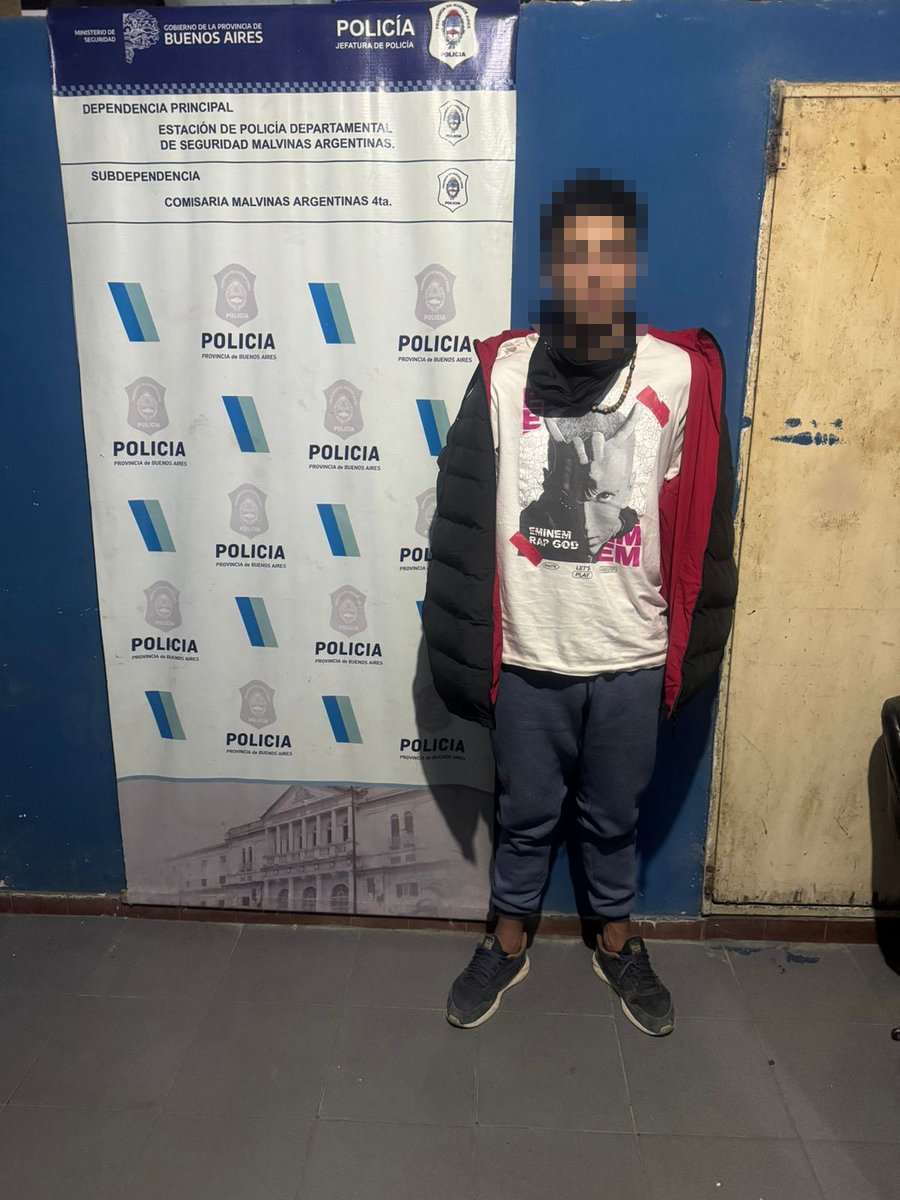 clikear's tweet photo. Tres detenidos por venta de droga tras un operativo policial en Grand Bourg
La Policía detectó maniobras compatibles con comercialización de estupefacientes. Se secuestraron dosis de cocaína, dinero en efectivo @luisvivona @Nardini_Leo @munimalvinas https://t.co/5CBbIEOAQ2