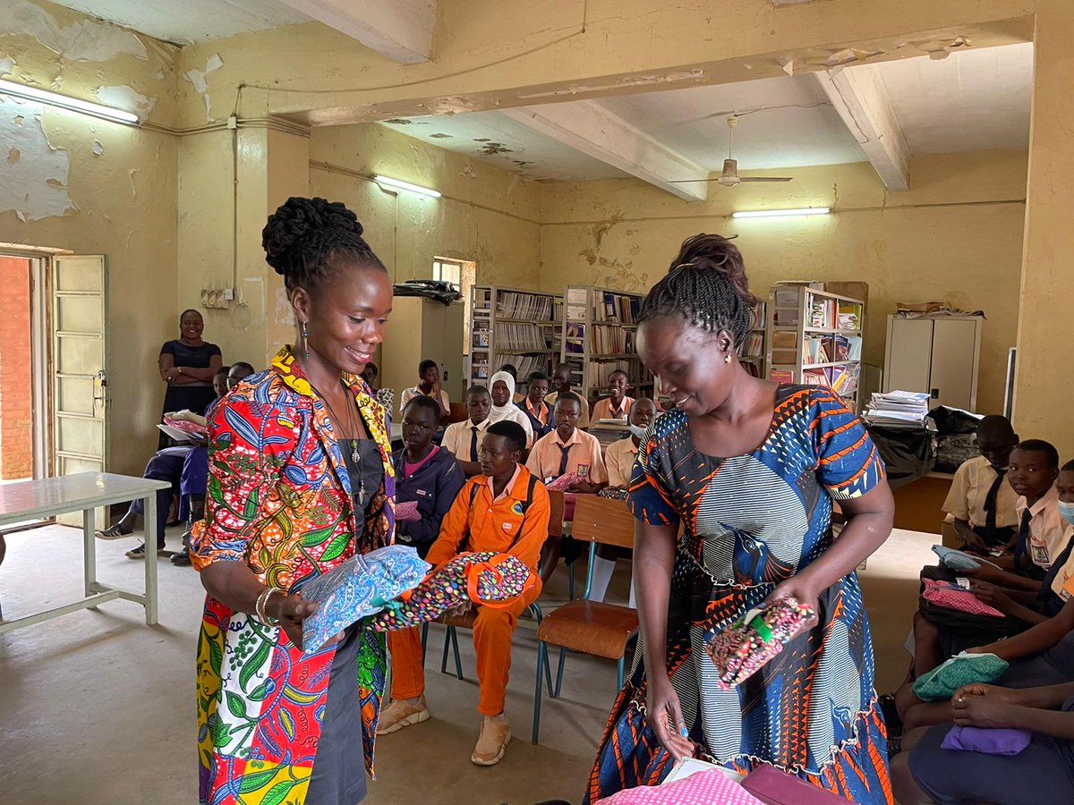 unmissmedia's tweet photo. #UNMISS @UNPOL teamed up with the @DaysForGirls Foundation, supported by #Canada 🇨🇦, to distribute dignity kits to 50 schoolgirls at Homing Dove Community Primary School in Juba 🇸🇸, #SouthSudan. This initiative helps girls stay in school by overcoming the challenge of access to menstrual hygiene products.
Over the last three years, #UNMISS peacekeepers, including #UNPOL, have distributed 2,000 kits across more than seven schools in Juba, with another 2,000 ready to be delivered, helping ensure every girl has the opportunity to thrive!
#A4P #InvestInPeace