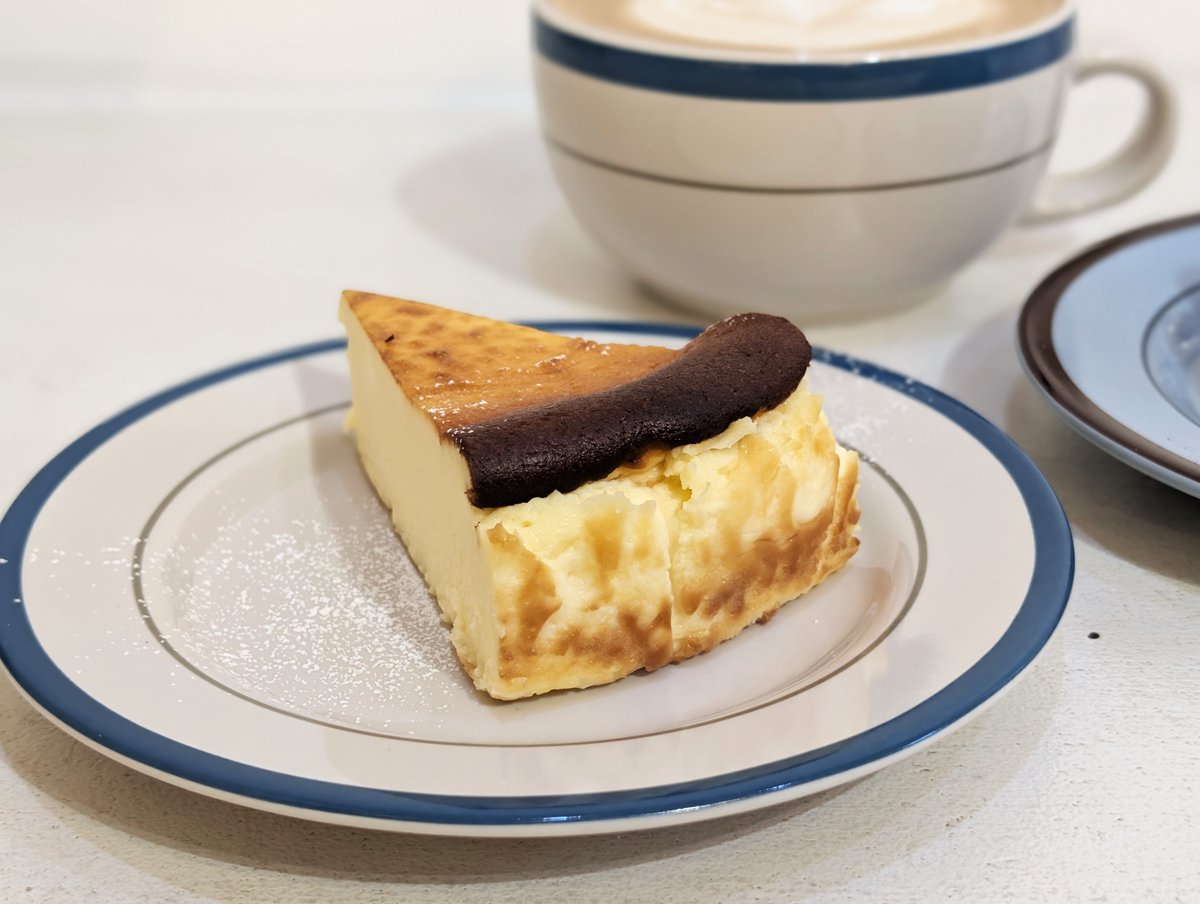 cheesecakenet's tweet photo. 自由が丘と奥沢から徒歩圏内のチーズケーキが豊富なお店「CHEESECAKE CLUB」のバスクチーズケーキです（600円）。ねっとりながらとろりとした表情もあって口のなかですっとなくなる食感。そしてチーズの味もしっかり感じる濃厚な味が魅力です。シンプルながらどんどん食べたくなるおいしさです。 https://t.co/RmBKTAsv67