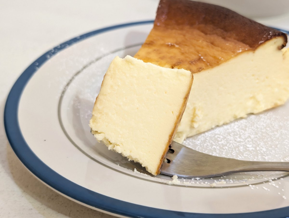 cheesecakenet's tweet photo. 自由が丘と奥沢から徒歩圏内のチーズケーキが豊富なお店「CHEESECAKE CLUB」のバスクチーズケーキです（600円）。ねっとりながらとろりとした表情もあって口のなかですっとなくなる食感。そしてチーズの味もしっかり感じる濃厚な味が魅力です。シンプルながらどんどん食べたくなるおいしさです。 https://t.co/RmBKTAsv67