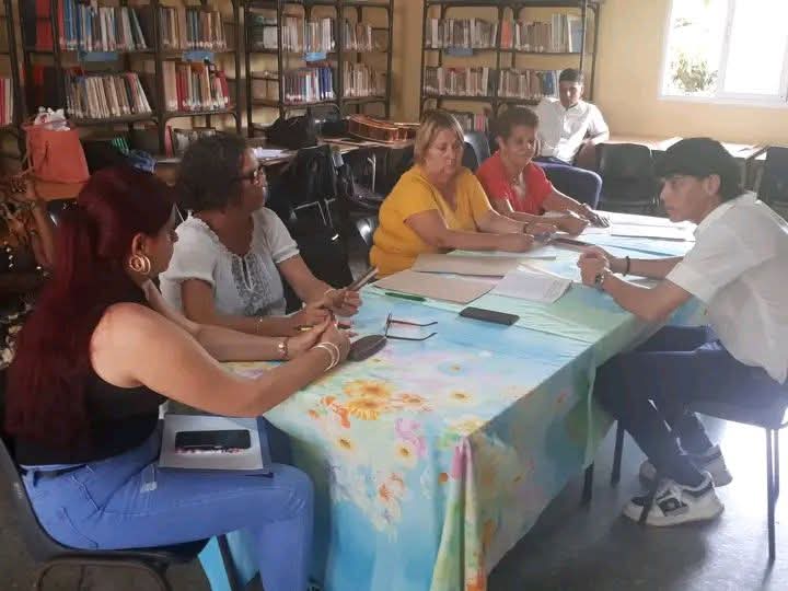 Diegoapg5's tweet photo. Por #Yaguajay comenzaron en #SanctiSpíritusEnMarcha los ejercicios de culminación de estudios de estudiantes de carreras pedagógicas. #CubaMined #CubaEduca https://t.co/0HQw0g35AE
