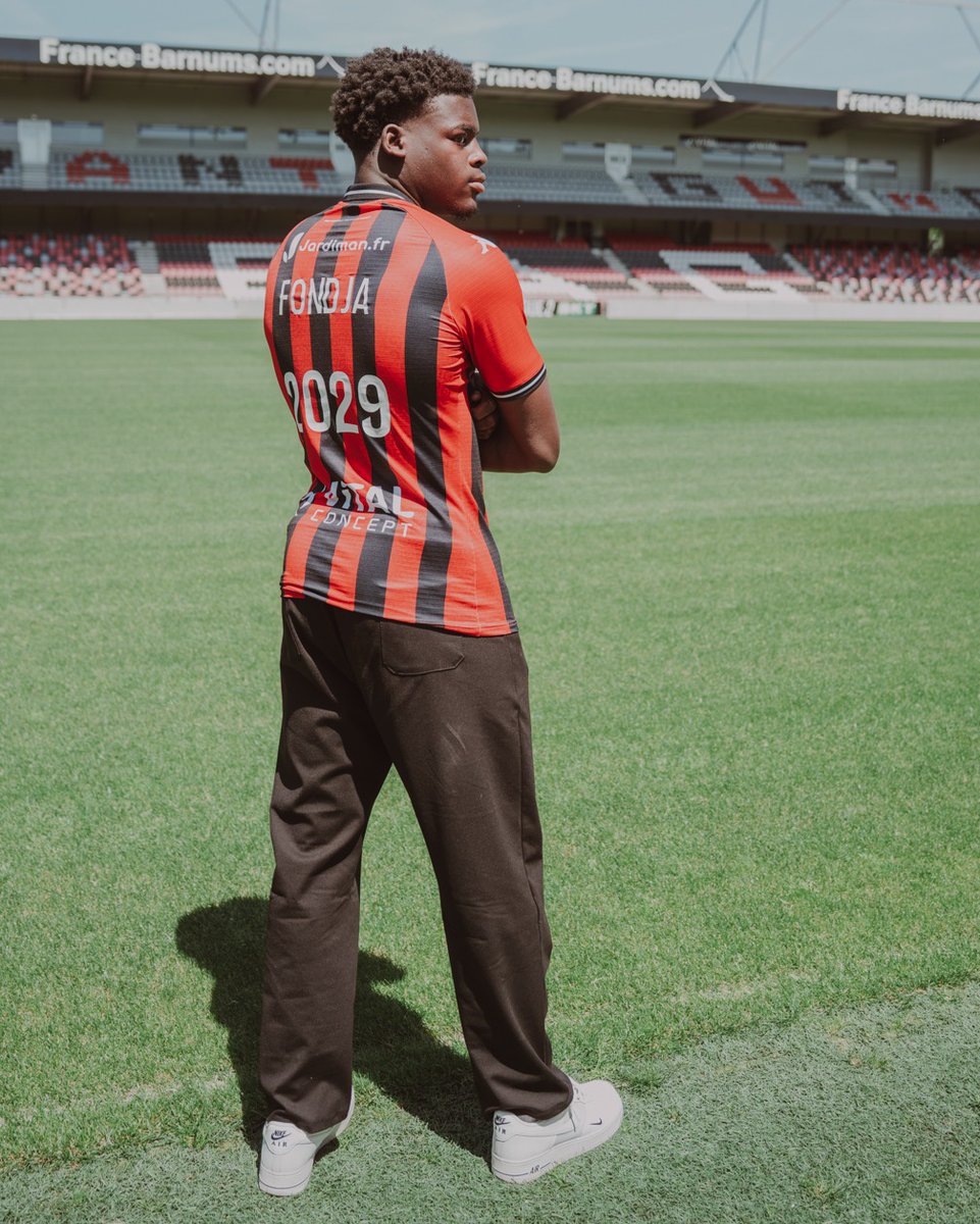 EAGuingamp's tweet photo. [#Akademi] ✍️ 𝗡𝗮𝘁𝗵𝗮𝗻 𝗙𝗼𝗻𝗱𝗷𝗮 a paraphé son premier contrat professionnel avec l’En Avant.

Capitaine et pilier de l’équipe réserve, le défenseur central de 20 ans s’inscrit dans la durée avec le club ❤️‍🔥🖤

Félicitations 𝗡𝗮𝘁𝗵𝗮𝗻 ! 👏

#TeamEAG #WarRaok